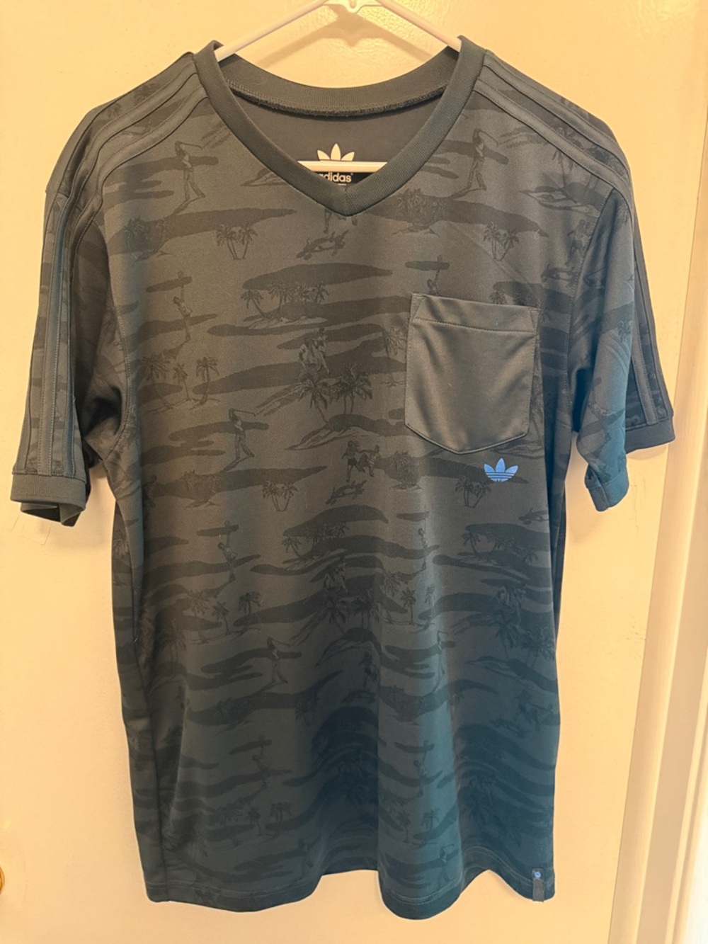 adidas originals v-neck pocket all over print jersey Sz L